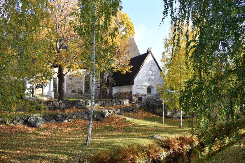 Pyhän Ristin kirkko syksyllä