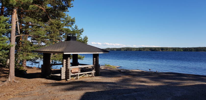 Grillikatos rannassa, taustalla järvi.