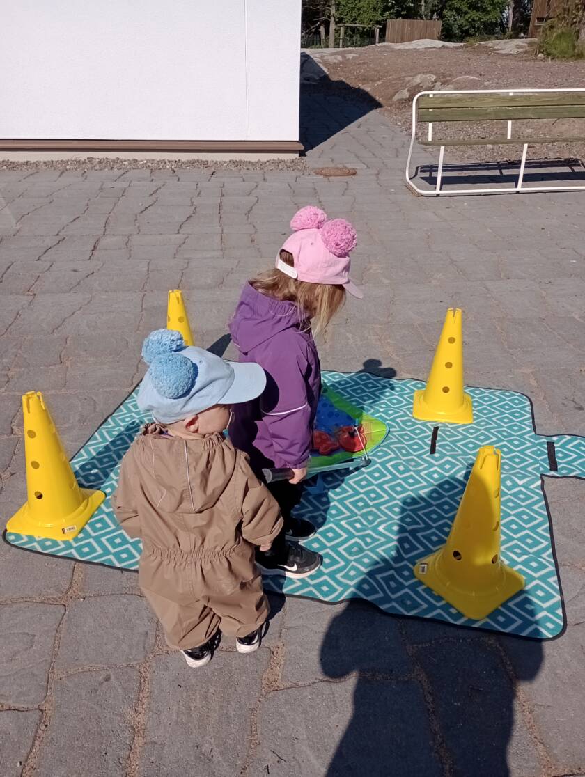 Lapsia retkiviltin päällä leikkimässä.