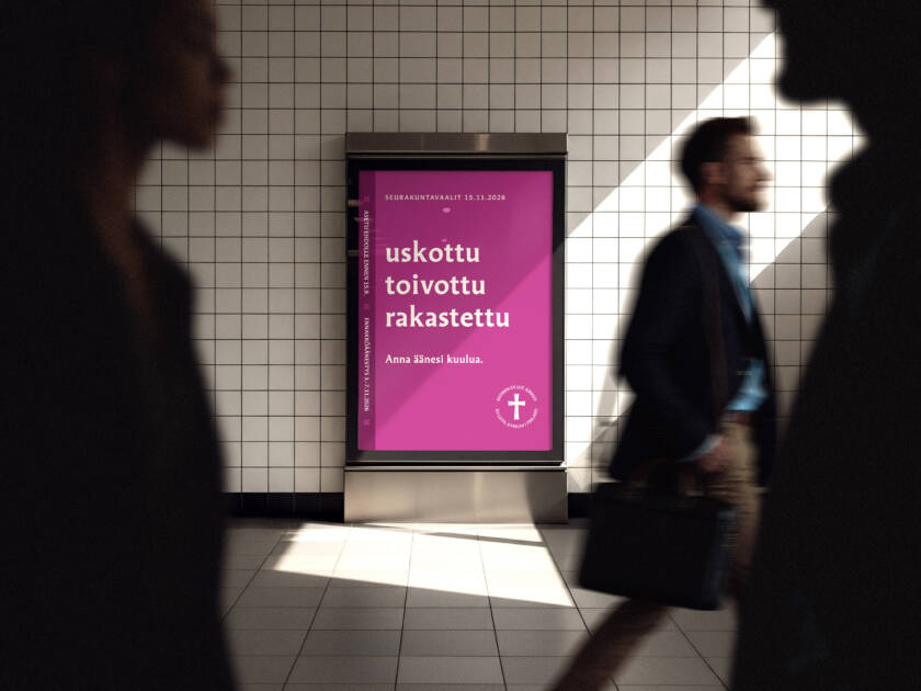 Juliste, jossa on violetti tausta ja teksti "uskottu toivottu rakastettu". Taustalla kulkee ihmisiä, jotka ovat liikkeessä.