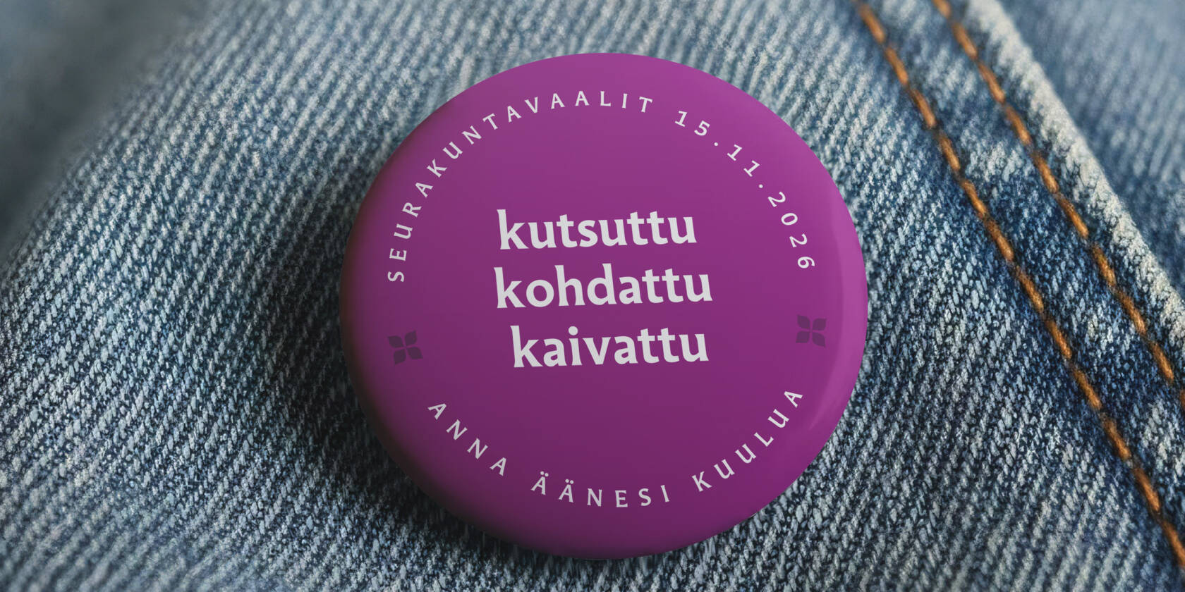 Violetti rintamerkki farkkukankaalla, teksti "kutsuttu, kohdattu, kaivattu" ja päivämäärä "15.11.2026".