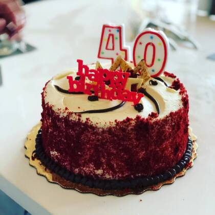 Kakku, jonka päällä teksti hyvää syntymäpäivää ja numero 40.