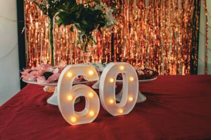 Numero 60, taustalla juhlatarjoiluja.