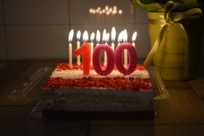 Kakku, jonka päällä numero 100.