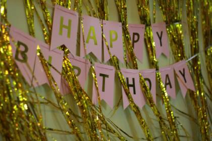 Viiri, jossa lukee: Happy birthday. kultaisia vipsuja.