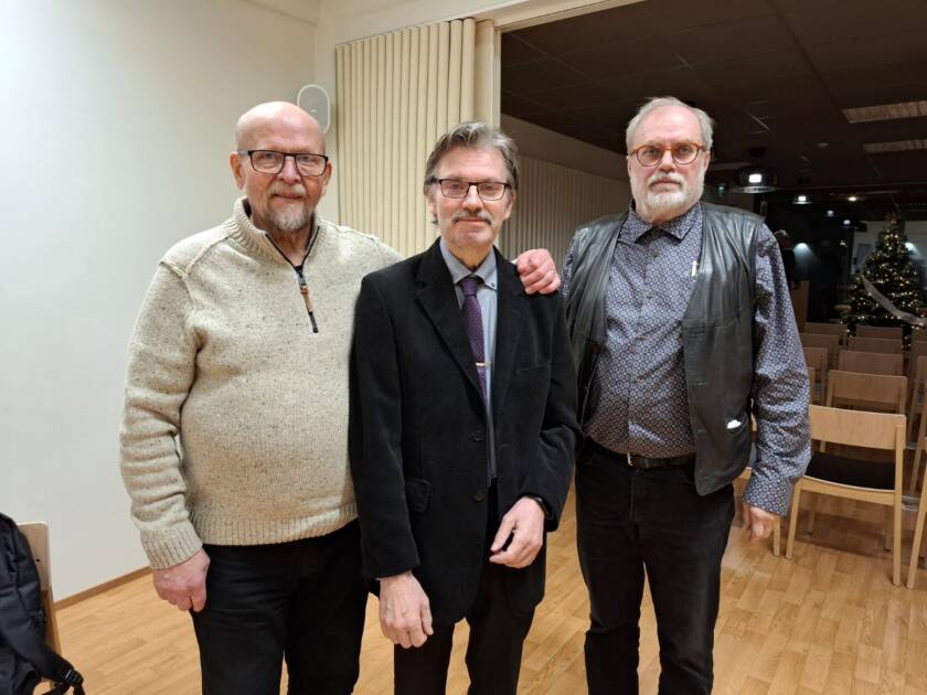 Miehiä rivissä.