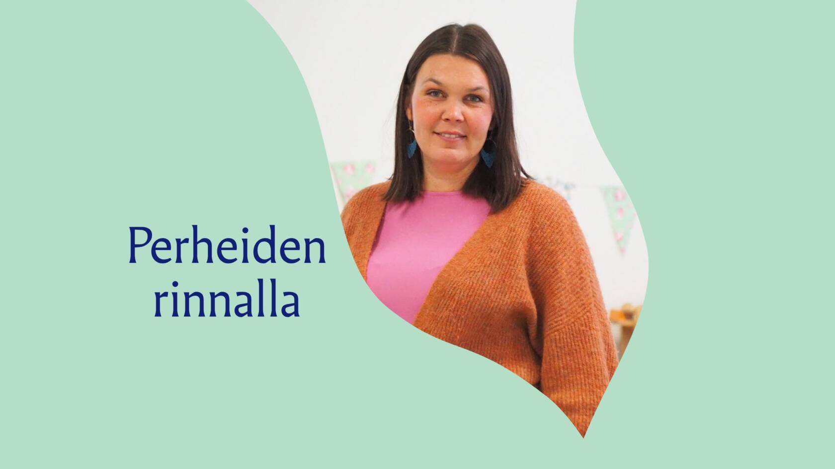 Teksti: Perheiden rinnalla. Naisen hymyilevä kuva.