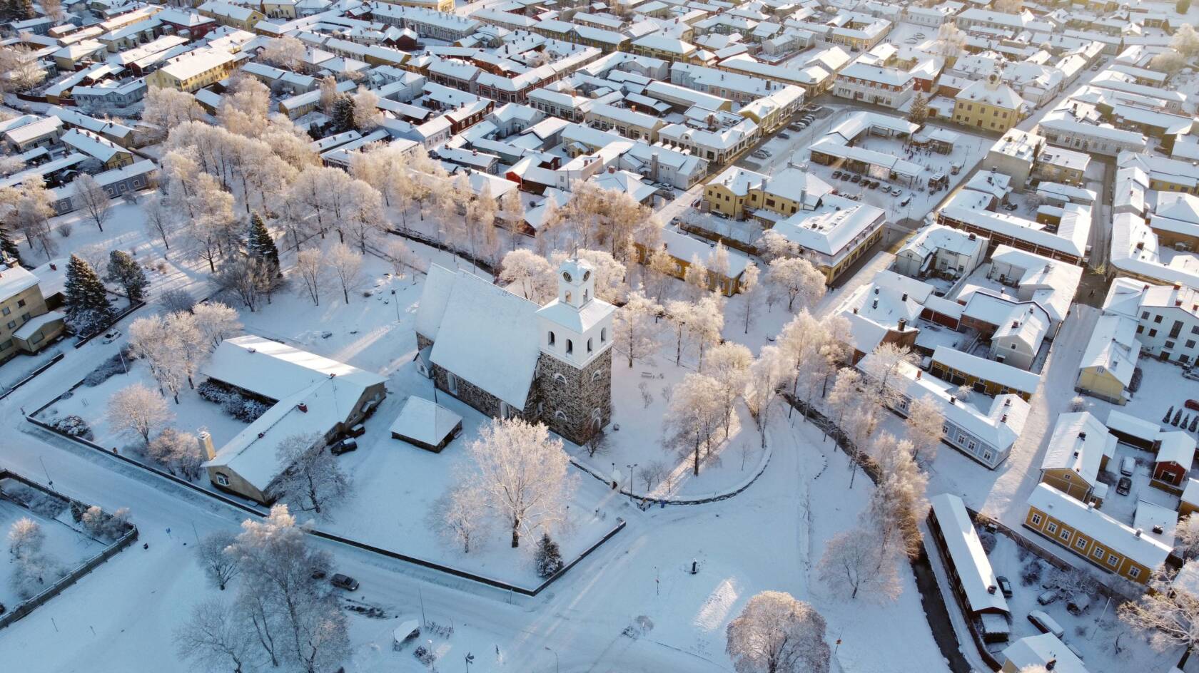 Pyhän Ristin kirkon ilmakuva talvella, maassa lunta.