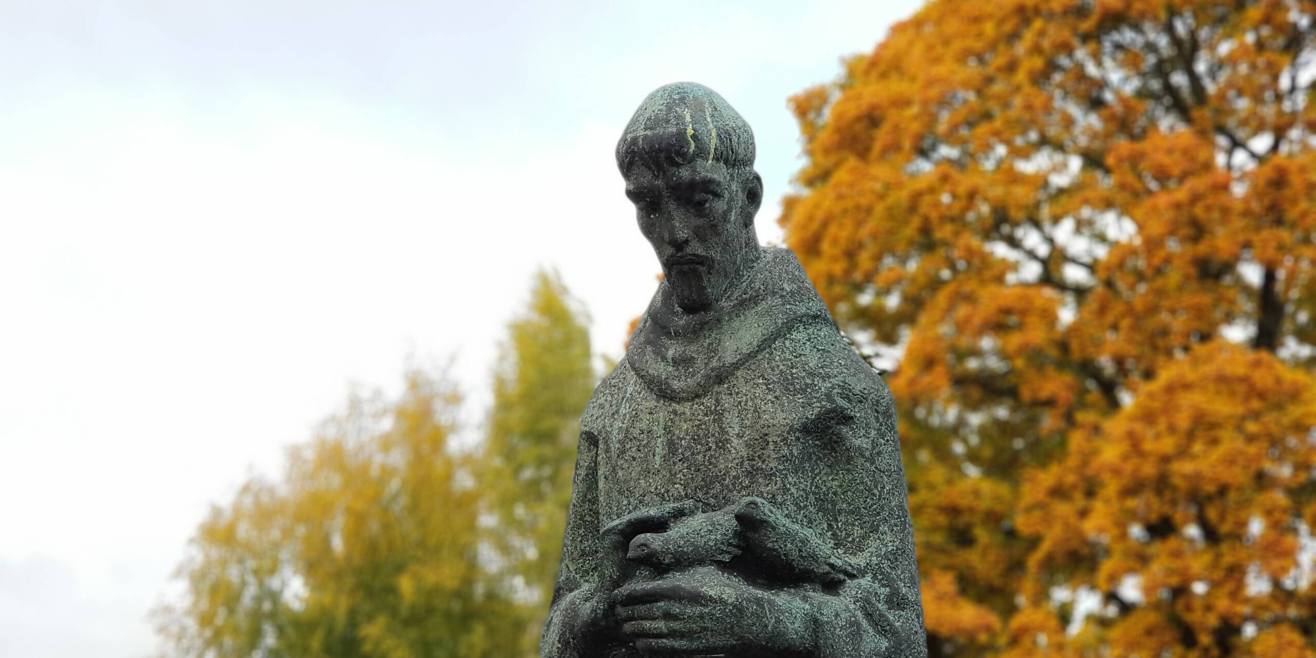 Patsas, taustalla syksyn lehtiä.