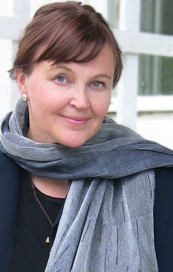 Nainen hymyilee.