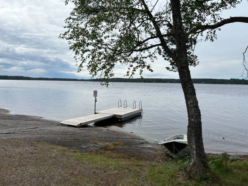 Laituri kallioisella rannalla
