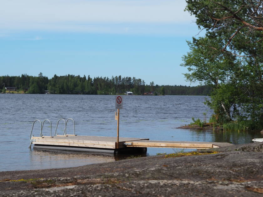 Laituri kallioisella rannalla