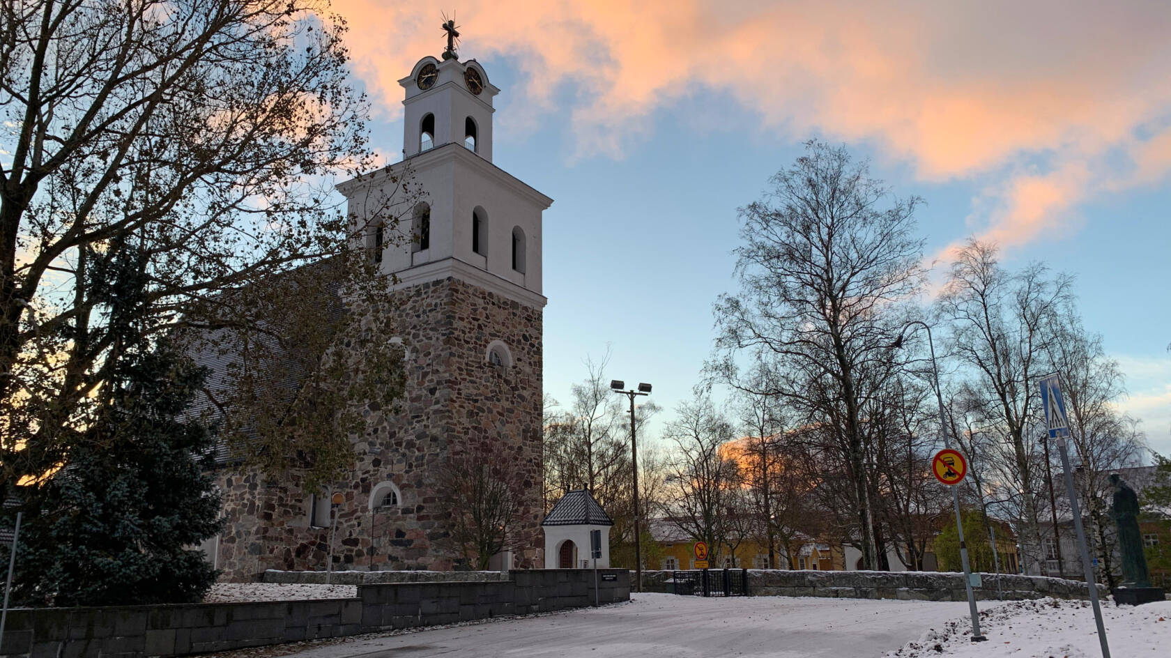 Auringonnousussa kivikirkko.