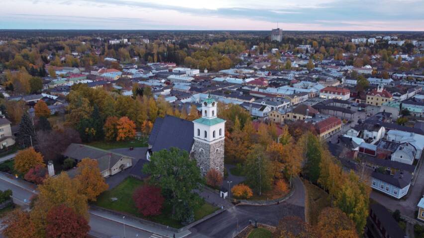 Ilmakuva jossa näkyy kirkko ja kaupungin rakennuksia ja puistoalueita.