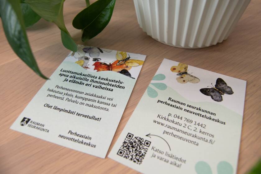 Käyntikortteja pöydällä.