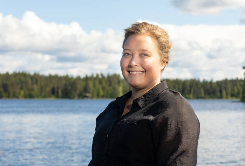 Nainen, taustalla järvimaisema