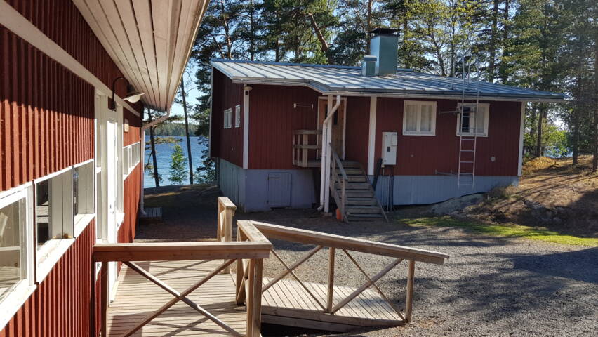 Narvin kesäkoti Suvisali vasemmalla