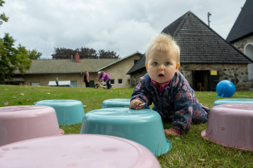Lapsi leikkii.