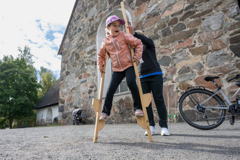 Lapsi leikkii.