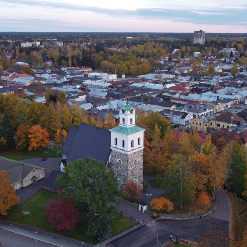 Ilmakuva Raumalta, jossa etualalla kivikirkko.