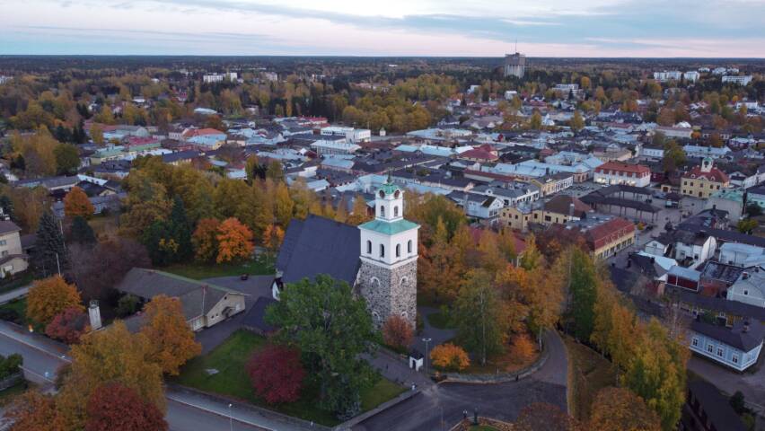 Ilmakuva Raumalta, jossa etualalla kivikirkko.